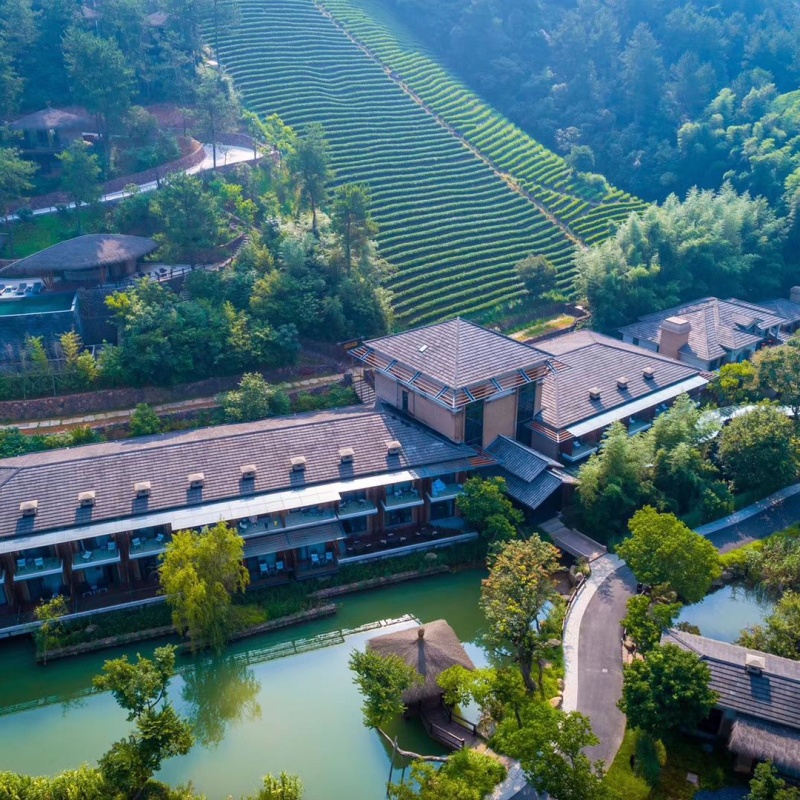 安吉·君澜老庄山居汤泉度假酒店2晚连住+次日双早+甘其食双人餐+太液池户外无边泳池/松之谷汤泉+若水湖划船体验